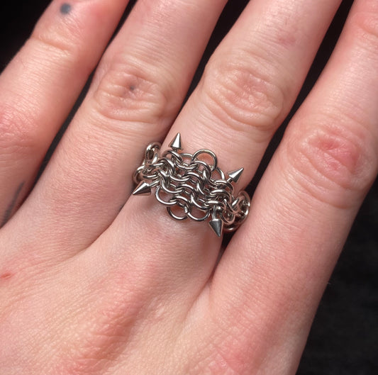 Fanged ring