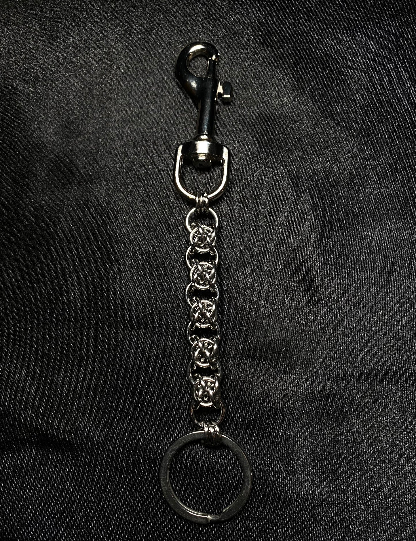 Inverted barbed keychain